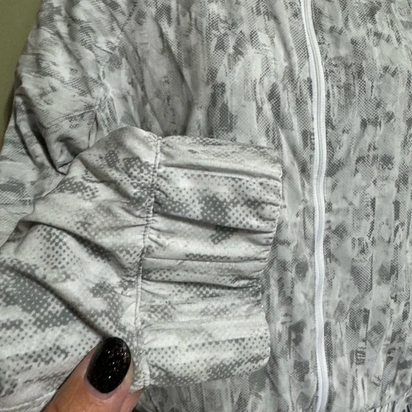 Lululemon Bombs Away Reversible Jacket White/Gray Printed Nylon Size L - Picture 10 of 10